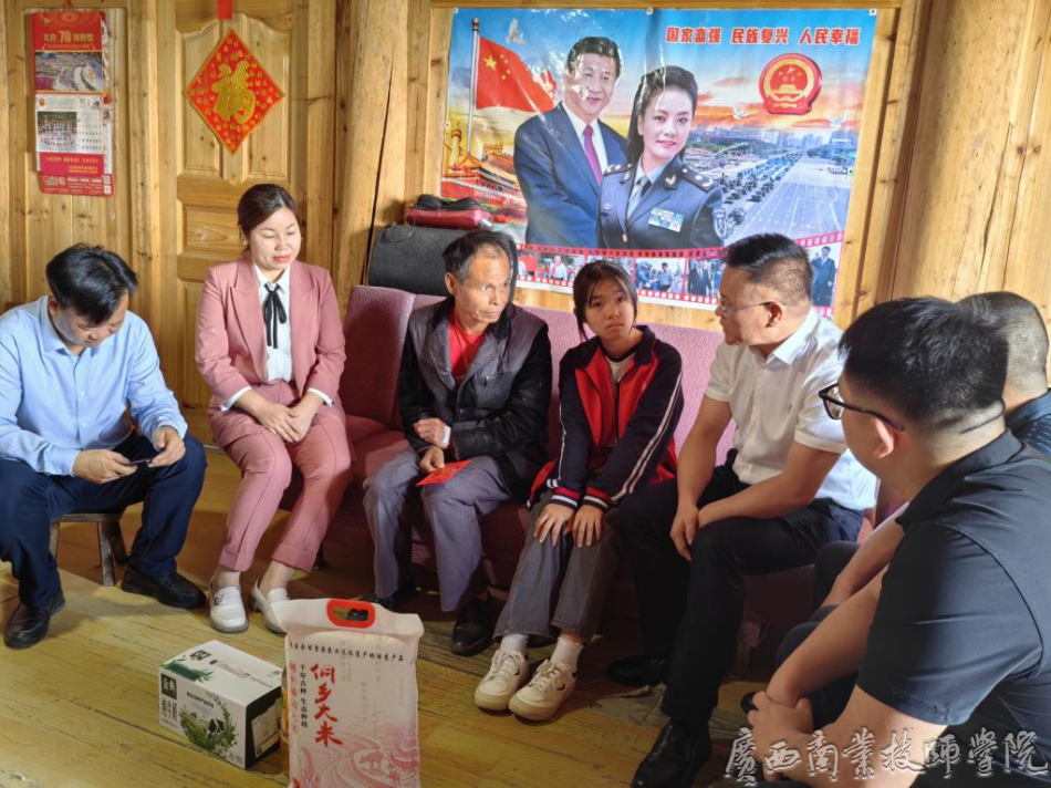 学院副院长黄治乔一行与家庭困难学生、家长交谈2.png