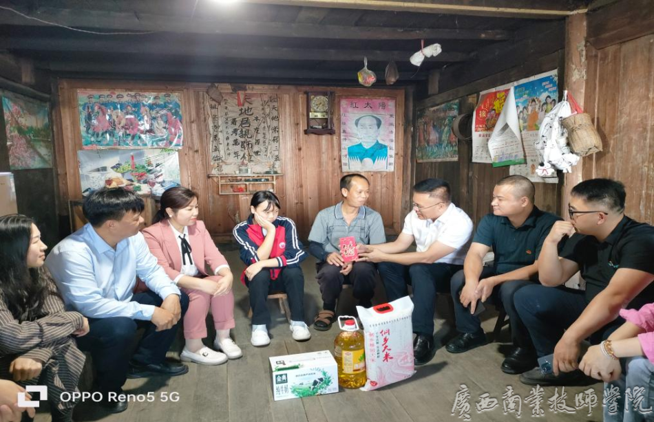 学院副院长黄治乔一行与家庭困难学生、家长交谈.png