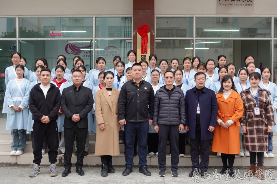 企业嘉宾与学院领导、师生合影.png