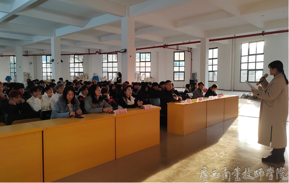 德育副主任尹丽利主持会议并总结发言.png