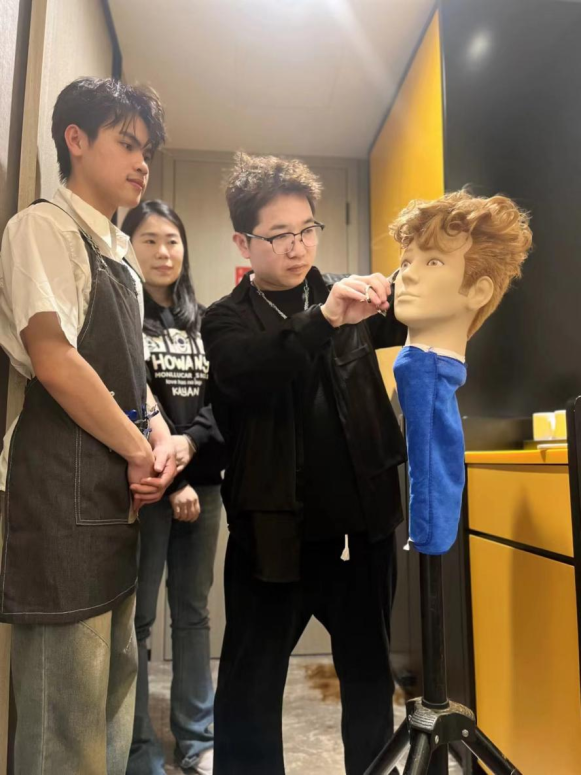 指导教师刘荣豪赛前带学生刻苦训练.png